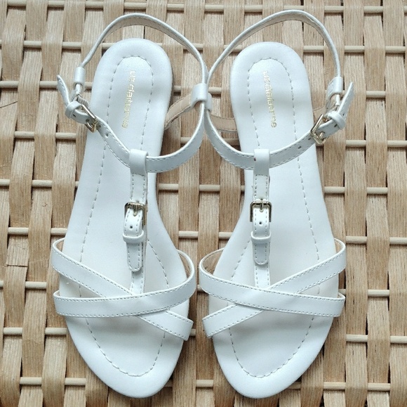 liz claiborne flat sandals